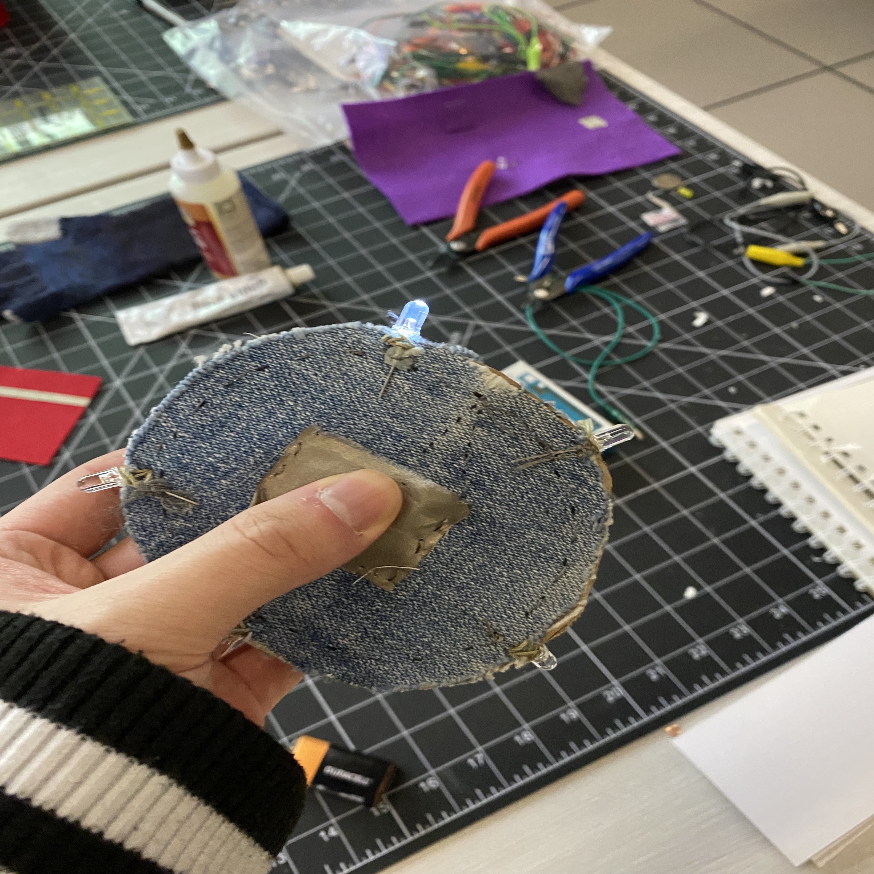 Research on circuit devices made of fabric materials