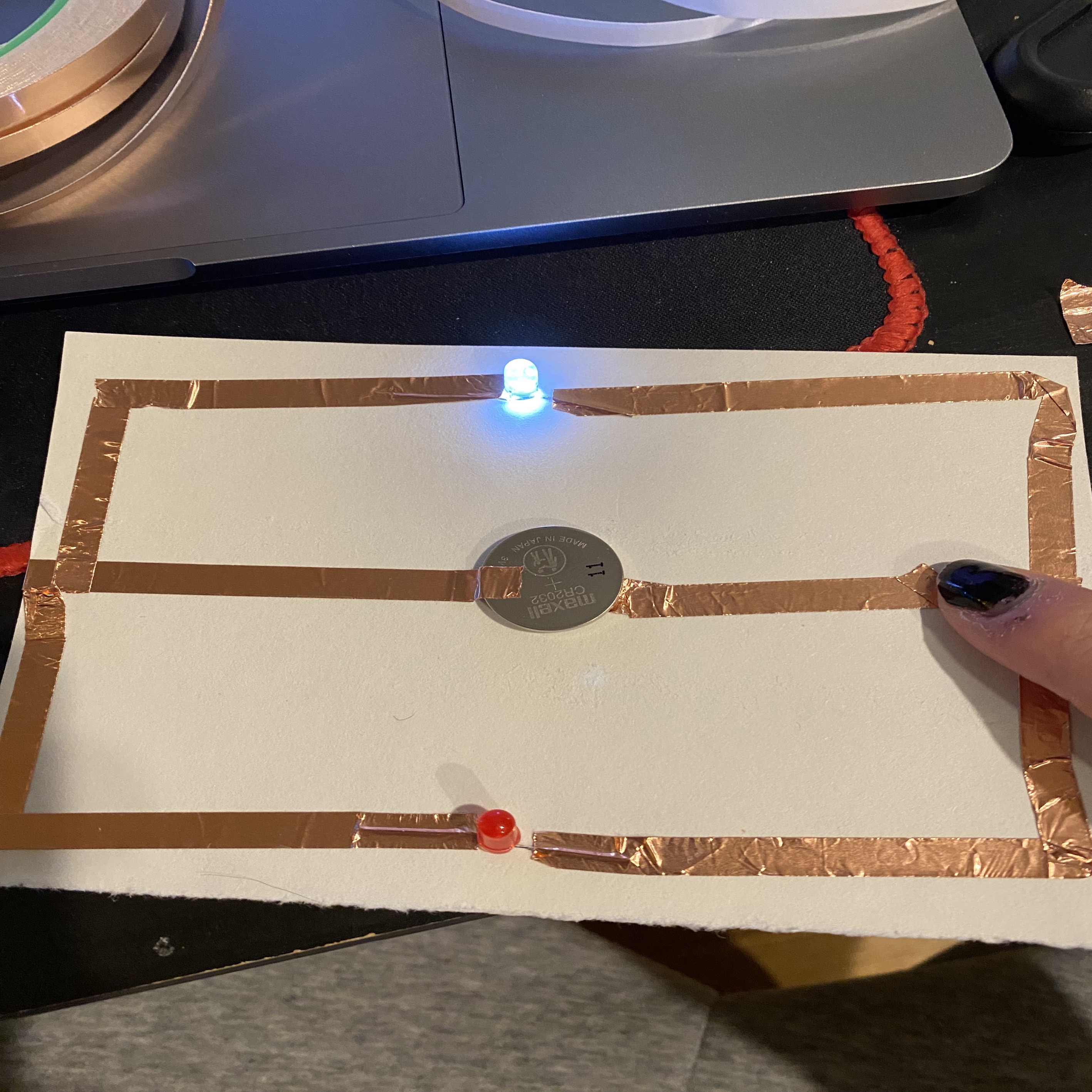 A circuit with two switches, each controlling one of the two lights.(Right switch on)