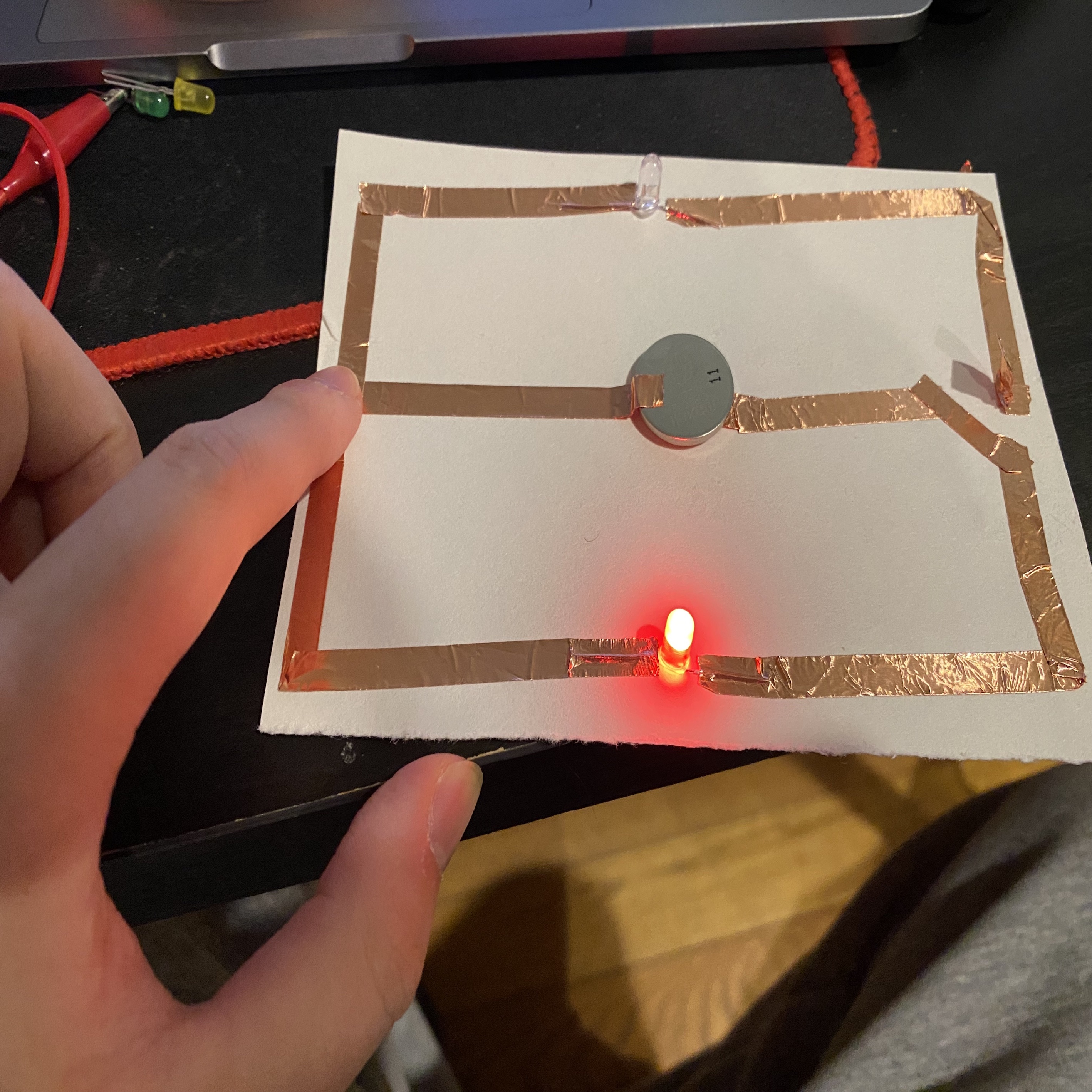 A circuit with two switches, each controlling one of the two lights.(Left switch on)