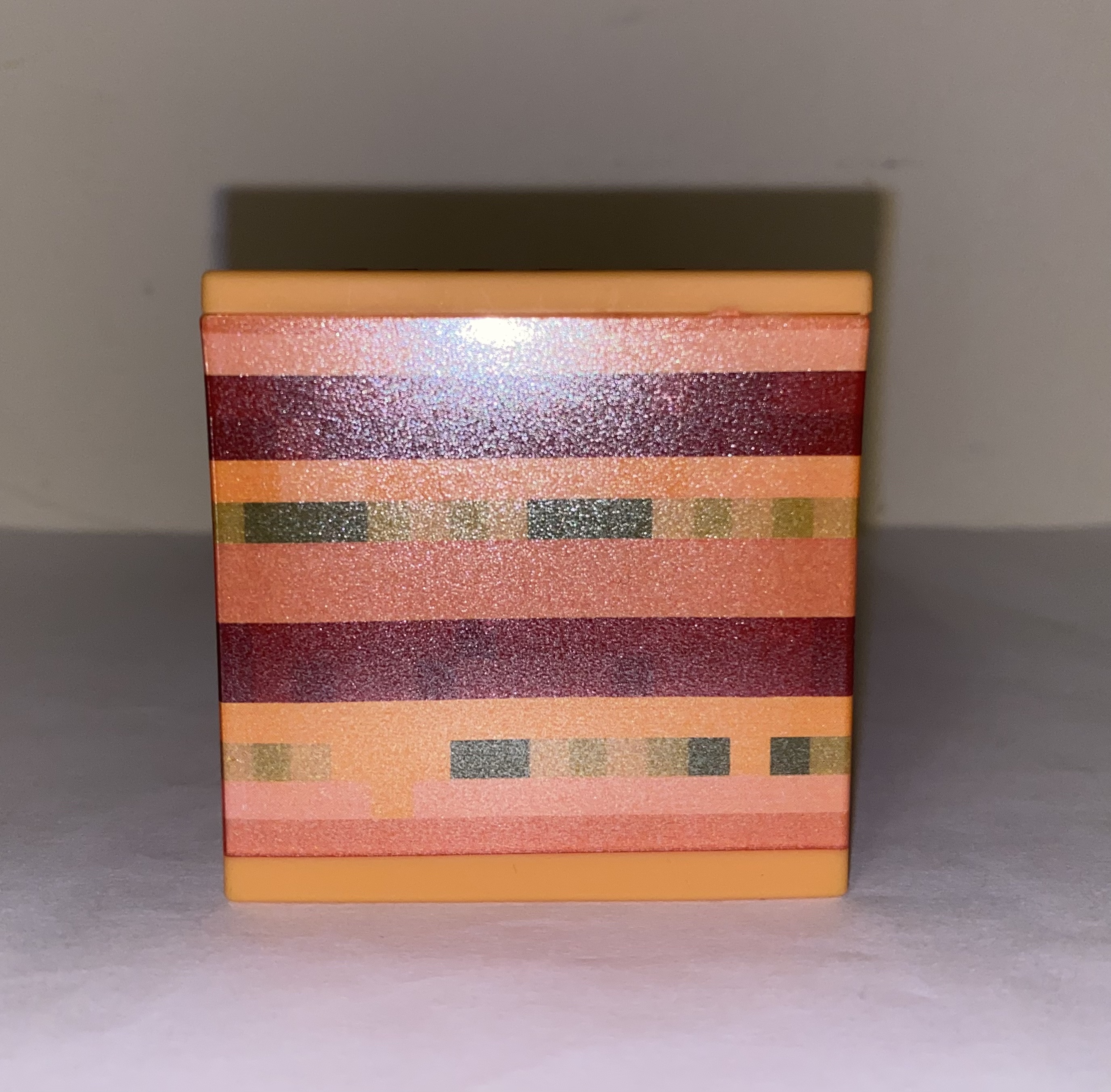 The front view of the hamburger-shaped toy